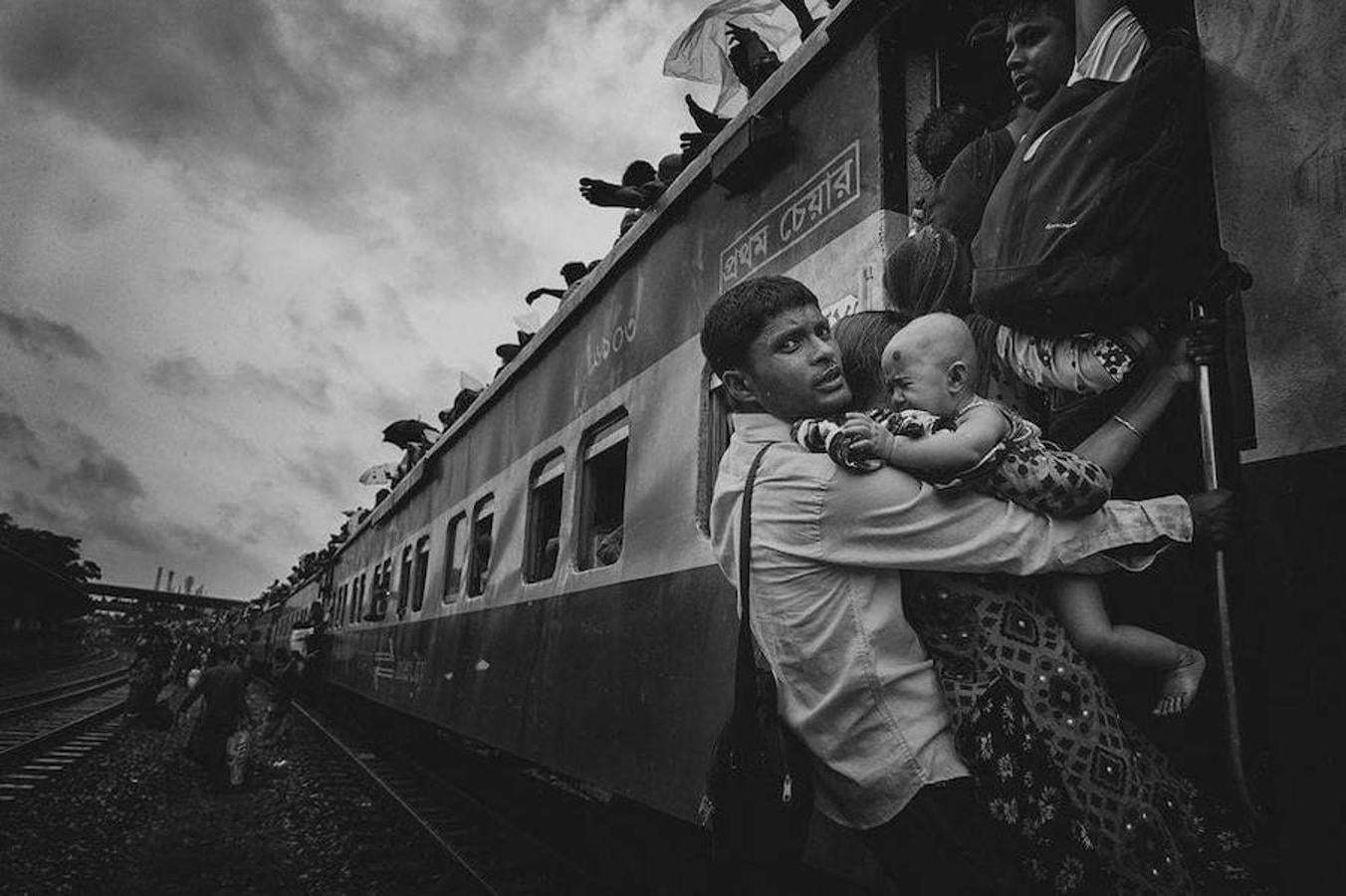 El dolor en la cara del niño y el sufrimiento en la mirada del hombre que lo sostiene se han llevado el tercer puesto en la categoría de Personas. Una imagen que es capaz de hacernos viajar hasta lo más interior de nuestros sentimientos y hacernos pasar por el sufrimiento de sus protaginistas y de toda la hilera de personas que en ella aparecen.