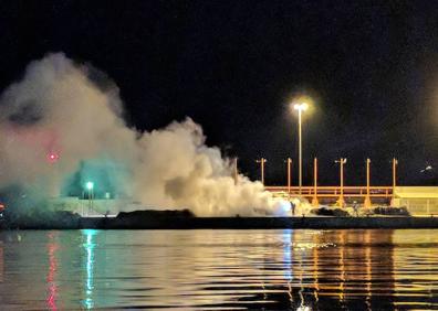 Imagen secundaria 1 - Los bomberos evitan una catástrofe al apagar un incendio en un coche en las inmediaciones del puerto de Xàbia