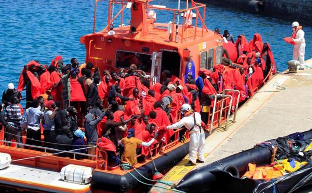 Inmigrantes, llegando a Cádiz.