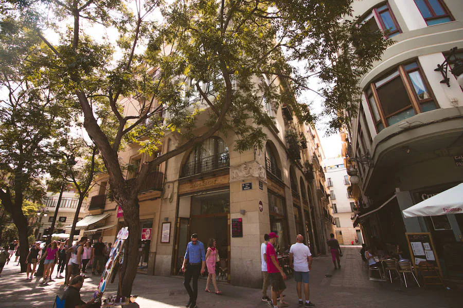 Construida por Francisco de Mora y Berenguer hacia 1907, la casa Ordeig es un edificio de viviendas modernista ubicado en la plaza del Mercado.