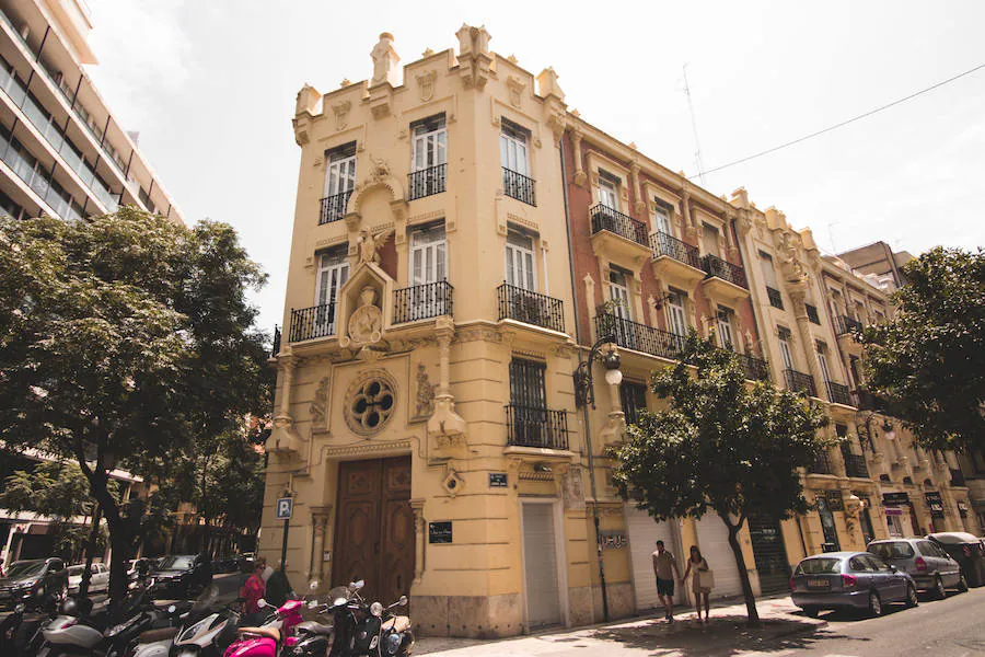 La Casa de los Dragones, diseñada por el arquitecto valenciano José Manuel Cortina Pérez en 1901, fue construida de acuerdo con las ordenanzas de 1887, que autorizaban un máximo de tres plantas altas. 