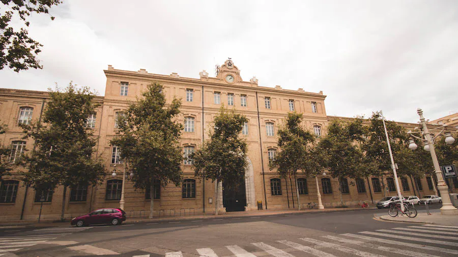 El edificio de la Tabacalera de Valencia fue construido por el arquitecto Celestino Aranguren Alonso con colaboración de los ingenieros Mauro Serred y Federico García Patón, actuando de director de obras Ramón Lucini Callejo.