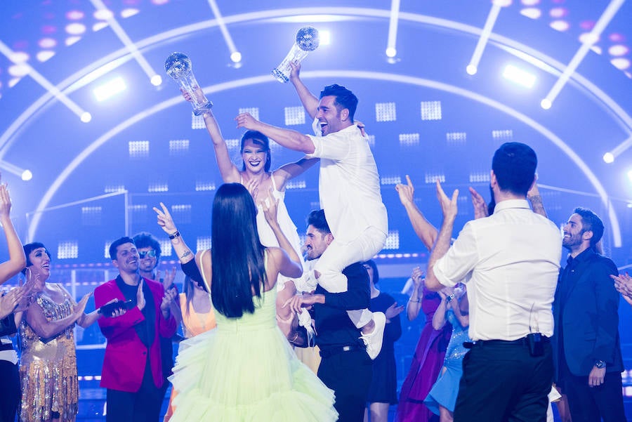 'Bailando con las estrellas' ya tiene pareja ganadora. El cantante David Bustamante y su bailarina Yana Olina se han convertido en los ganadores tras imponerse en la gran final a Manu Sánchez y Mireia Arizmendi y Patry Jordán y Rubén.