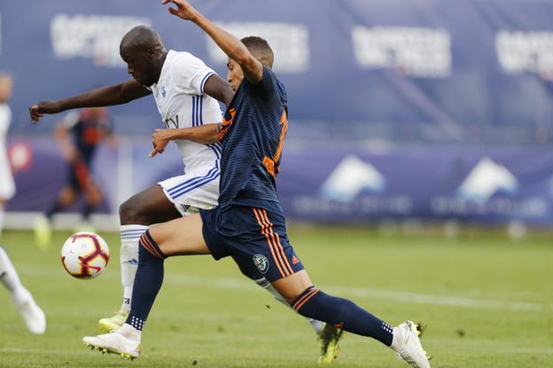 Rodrigo pugna con un jugador del Lausanne durante el partido de ayer. 