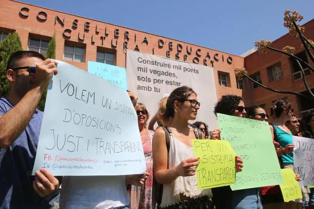 Opositores durante la concentración de protesta. 