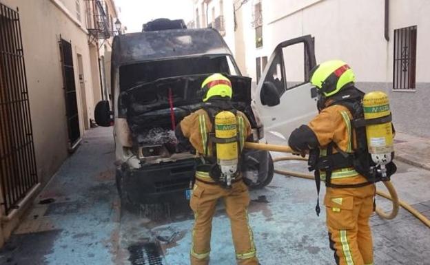 Bomberos apagando el incendio.