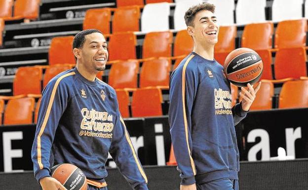 Erick Green charla con Josep Puerto durante un entrenamiento del Valencia Basket.