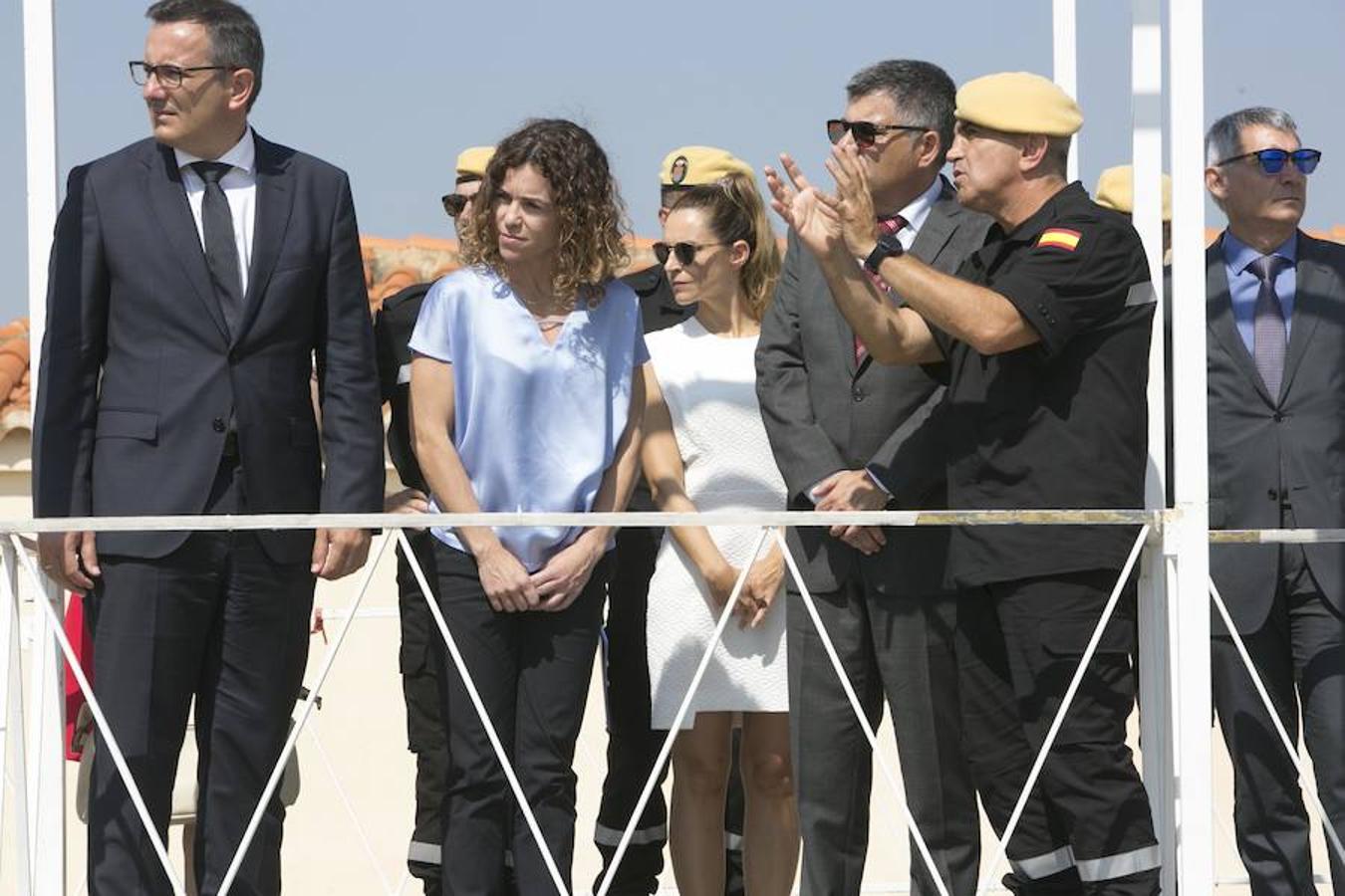 El delegado del gobierno en la Comunitat, Juan Carlos Fulgencio, junto a Rosario Sánchez y Diego Conesa, delegados de Islas Baleares y Murcia respectivamente han visitado las instalaciones de la UME en Bétera. La visita ha concluido con una explicación de cada intervención militar mientras los efectivos realizaban simulacros de las diferentes situaciones. La primera parada simula un incendio forestal y los mecanismos que utilizan para la extinción del fuego. El siguiente, a cargo de la Unidad de Rescate Urbano en terremotos, ha consistido en liberar a un par de heridos inmóviles, uno por un seísmo y otro por un accidente de metro.