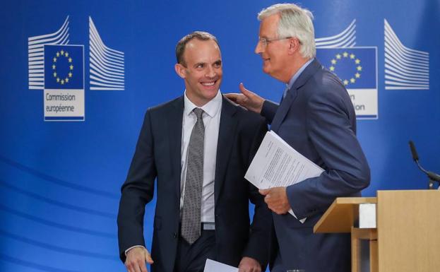 El ministro del Reino Unido para el 'Brexit', Dominic Raab (i); y el negociador jefe de la Unión Europea para el 'Brexit', Michel Barnier. 