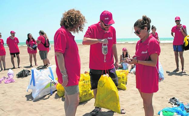 Voluntarios recogen residuos en una playa del Mediterráneo.