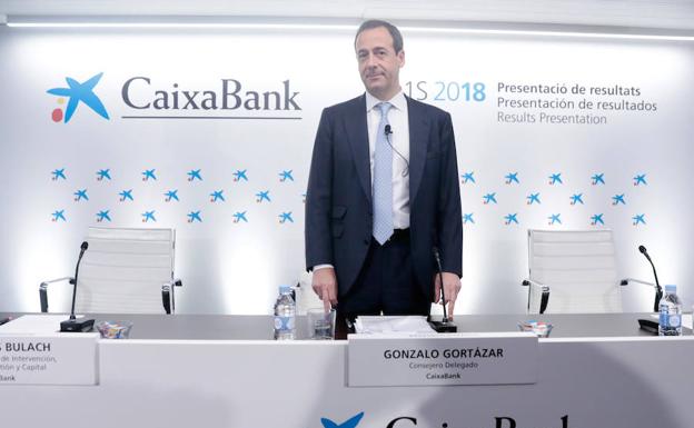 El consejero delegado de CaixaBank, Gonzalo Cortázar, durante la presentación de resultados del primer semestre del 2018. / 