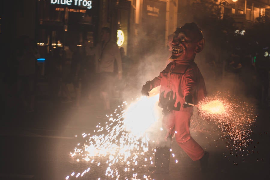 Las bestias y «els dimonis» han llenado este viernes el centro de la ciudad de sonido, chispas y fuego. La Feria de Julio de Valencia ha cerrado los actos pirotécnicos con este espectáculo que ha pasado por la calle de las Barcas, la plaza del Ayuntamiento y la avenida del Marqués de Sotelo hasta la Estación del Norte.
