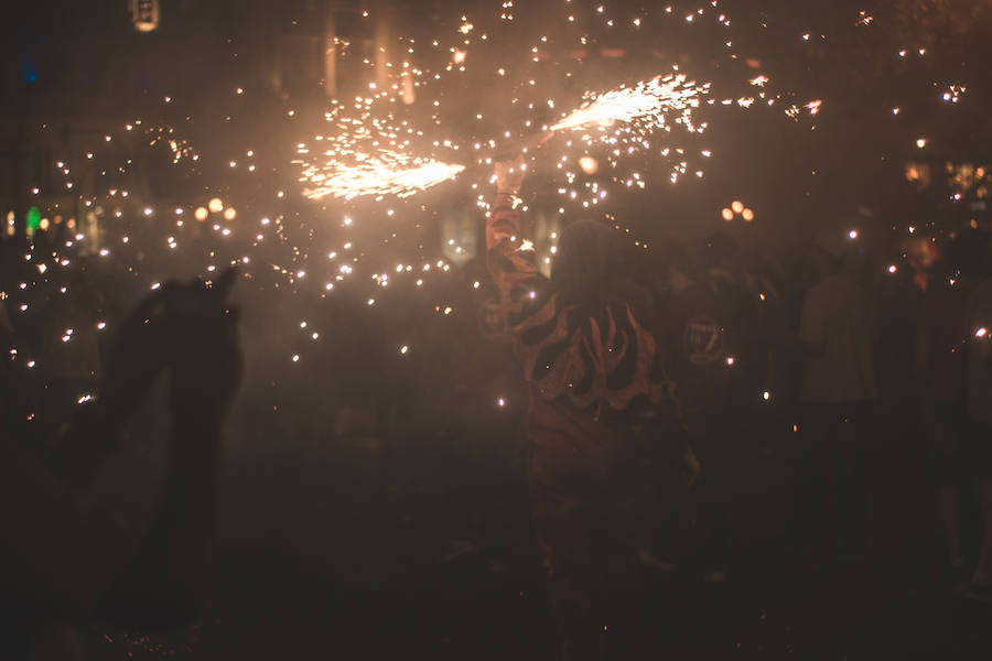 Las bestias y «els dimonis» han llenado este viernes el centro de la ciudad de sonido, chispas y fuego. La Feria de Julio de Valencia ha cerrado los actos pirotécnicos con este espectáculo que ha pasado por la calle de las Barcas, la plaza del Ayuntamiento y la avenida del Marqués de Sotelo hasta la Estación del Norte.