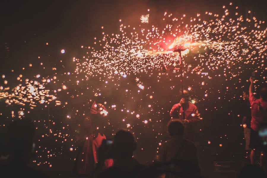 Las bestias y «els dimonis» han llenado este viernes el centro de la ciudad de sonido, chispas y fuego. La Feria de Julio de Valencia ha cerrado los actos pirotécnicos con este espectáculo que ha pasado por la calle de las Barcas, la plaza del Ayuntamiento y la avenida del Marqués de Sotelo hasta la Estación del Norte.