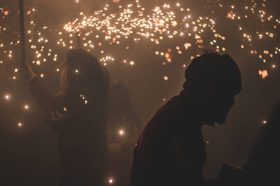 Las bestias y «els dimonis» han llenado este viernes el centro de la ciudad de sonido, chispas y fuego. La Feria de Julio de Valencia ha cerrado los actos pirotécnicos con este espectáculo que ha pasado por la calle de las Barcas, la plaza del Ayuntamiento y la avenida del Marqués de Sotelo hasta la Estación del Norte.