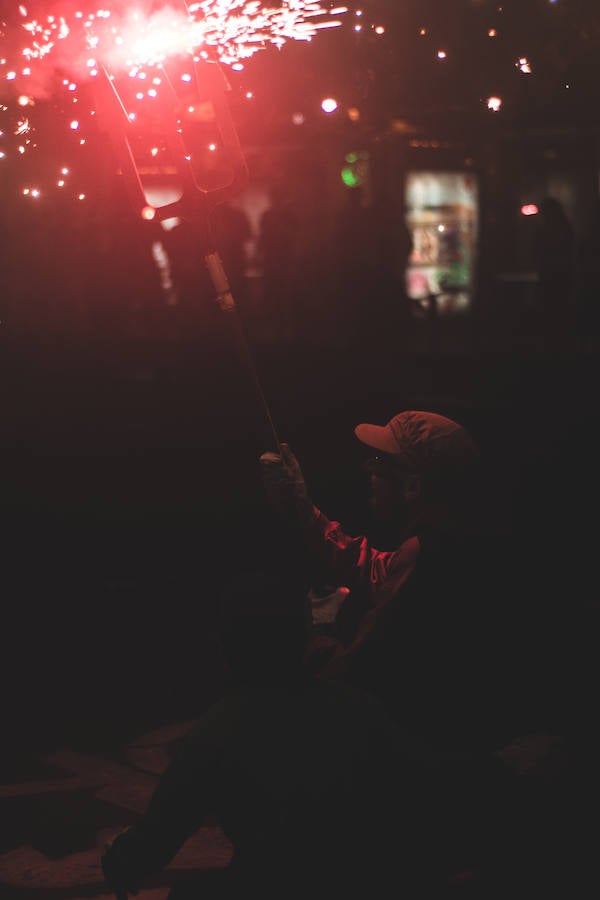 Las bestias y «els dimonis» han llenado este viernes el centro de la ciudad de sonido, chispas y fuego. La Feria de Julio de Valencia ha cerrado los actos pirotécnicos con este espectáculo que ha pasado por la calle de las Barcas, la plaza del Ayuntamiento y la avenida del Marqués de Sotelo hasta la Estación del Norte.