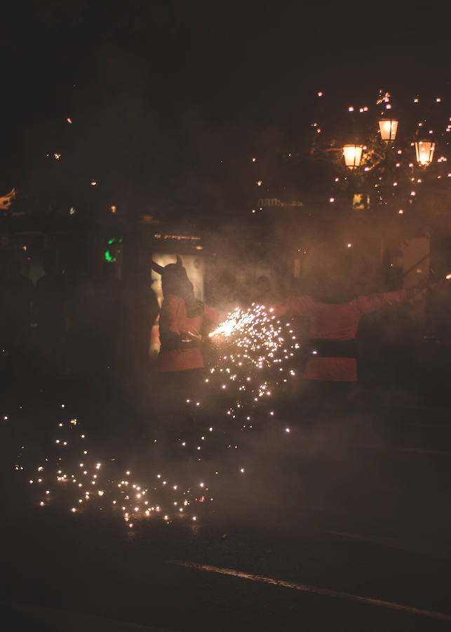 Las bestias y «els dimonis» han llenado este viernes el centro de la ciudad de sonido, chispas y fuego. La Feria de Julio de Valencia ha cerrado los actos pirotécnicos con este espectáculo que ha pasado por la calle de las Barcas, la plaza del Ayuntamiento y la avenida del Marqués de Sotelo hasta la Estación del Norte.