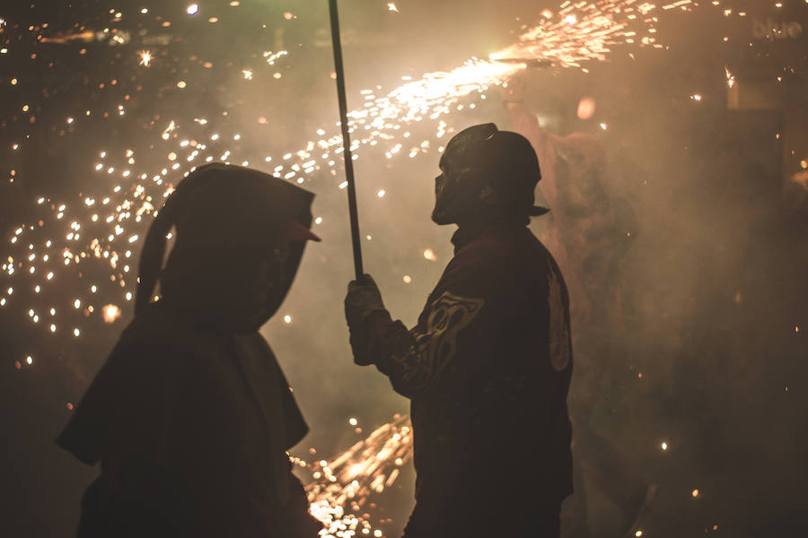 Las bestias y «els dimonis» han llenado este viernes el centro de la ciudad de sonido, chispas y fuego. La Feria de Julio de Valencia ha cerrado los actos pirotécnicos con este espectáculo que ha pasado por la calle de las Barcas, la plaza del Ayuntamiento y la avenida del Marqués de Sotelo hasta la Estación del Norte.