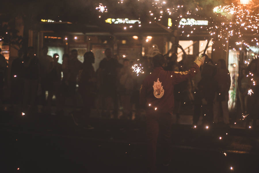 Las bestias y «els dimonis» han llenado este viernes el centro de la ciudad de sonido, chispas y fuego. La Feria de Julio de Valencia ha cerrado los actos pirotécnicos con este espectáculo que ha pasado por la calle de las Barcas, la plaza del Ayuntamiento y la avenida del Marqués de Sotelo hasta la Estación del Norte.