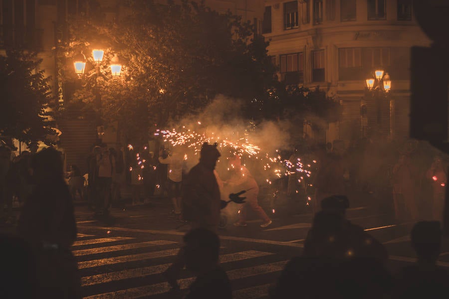 Las bestias y «els dimonis» han llenado este viernes el centro de la ciudad de sonido, chispas y fuego. La Feria de Julio de Valencia ha cerrado los actos pirotécnicos con este espectáculo que ha pasado por la calle de las Barcas, la plaza del Ayuntamiento y la avenida del Marqués de Sotelo hasta la Estación del Norte.