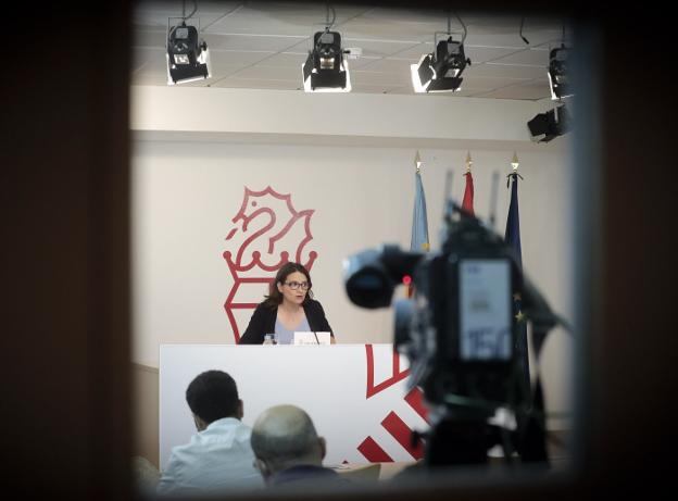 La portavoz del Consell, Mónica Oltra, ayer, comparece tras el pleno del Gobierno valenciano. 