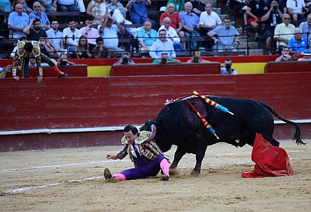 Rafaelillo, en la cogida del cuarto toro de la tarde. 