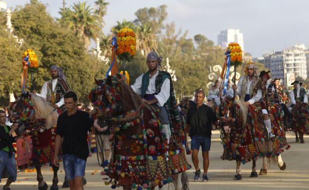 Galería. Inicio del desfile de la Batalla de Flores 2018 de Valencia.