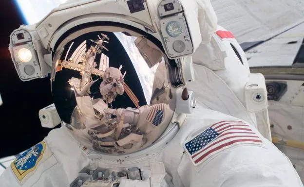El astronauta Michael Fossum, durante un paseo espacial.