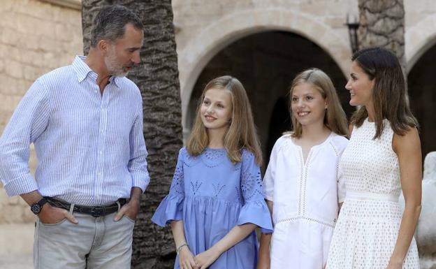 Los Reyes Felipe y Letizia y sus hijas, la princesa Leonor (2i) y la infanta Sofía, posan esta tarde en el Palacio de la Almudaina de Palma, en la tradicional sesión fotográfica en el inicio de sus vacaciones en la isla. 