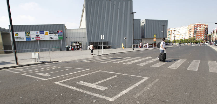 El taxi valenciano, a la huelga. El sector en Valencia y Alicante acordó el sábado parar de manera indefinida en solidaridad con los trabajadores del taxi de Madrid y de Barcelona, que también irán a la huelga contra una sentencia del Tribunal Superior de Justicia de Cataluña que obliga a la Generalitat a dar más licencias a servicios como Uber y Cabify.