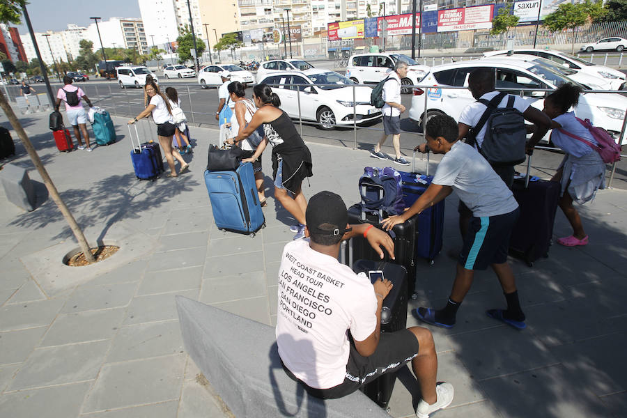 El taxi valenciano, a la huelga. El sector en Valencia y Alicante acordó el sábado parar de manera indefinida en solidaridad con los trabajadores del taxi de Madrid y de Barcelona, que también irán a la huelga contra una sentencia del Tribunal Superior de Justicia de Cataluña que obliga a la Generalitat a dar más licencias a servicios como Uber y Cabify.