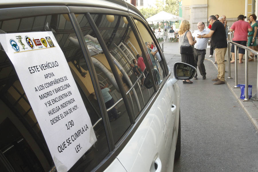 El taxi valenciano, a la huelga. El sector en Valencia y Alicante acordó el sábado parar de manera indefinida en solidaridad con los trabajadores del taxi de Madrid y de Barcelona, que también irán a la huelga contra una sentencia del Tribunal Superior de Justicia de Cataluña que obliga a la Generalitat a dar más licencias a servicios como Uber y Cabify.