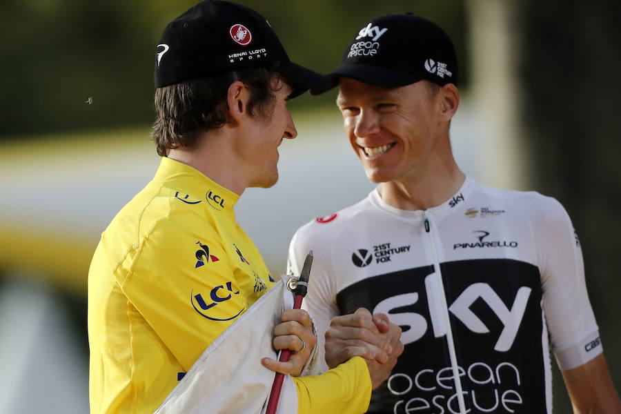 Geraint Thomas recibe la felicitación de Chris Froome, su compañero en el Sky y tercer clasificado en la general. 