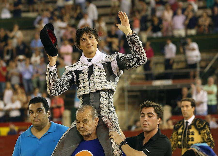 Roca Rey corta dos orejas y sale por la puerta grande de Valencia; El cartel lo completaban Josemari Manzanares y Sebastián Castella con astados de Núñez del Cuvillo