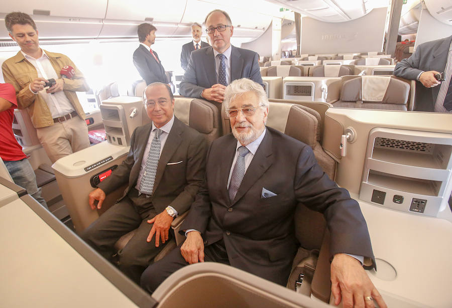 Iberia ha bautizado con el nombre 'Plácido Domingo' a su primer A350, un acto que ha contado con la presencia del tenor español que ha manifestado «una gran emoción» por este reconocimiento, que ha calificado de «privilegio».