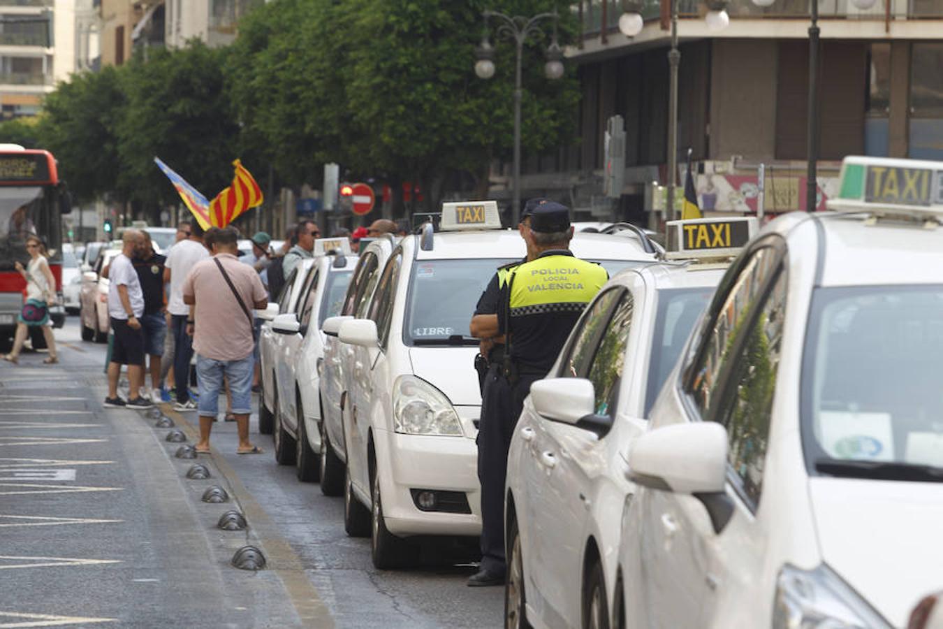 Fotos: La huelga de los taxistas en Valencia