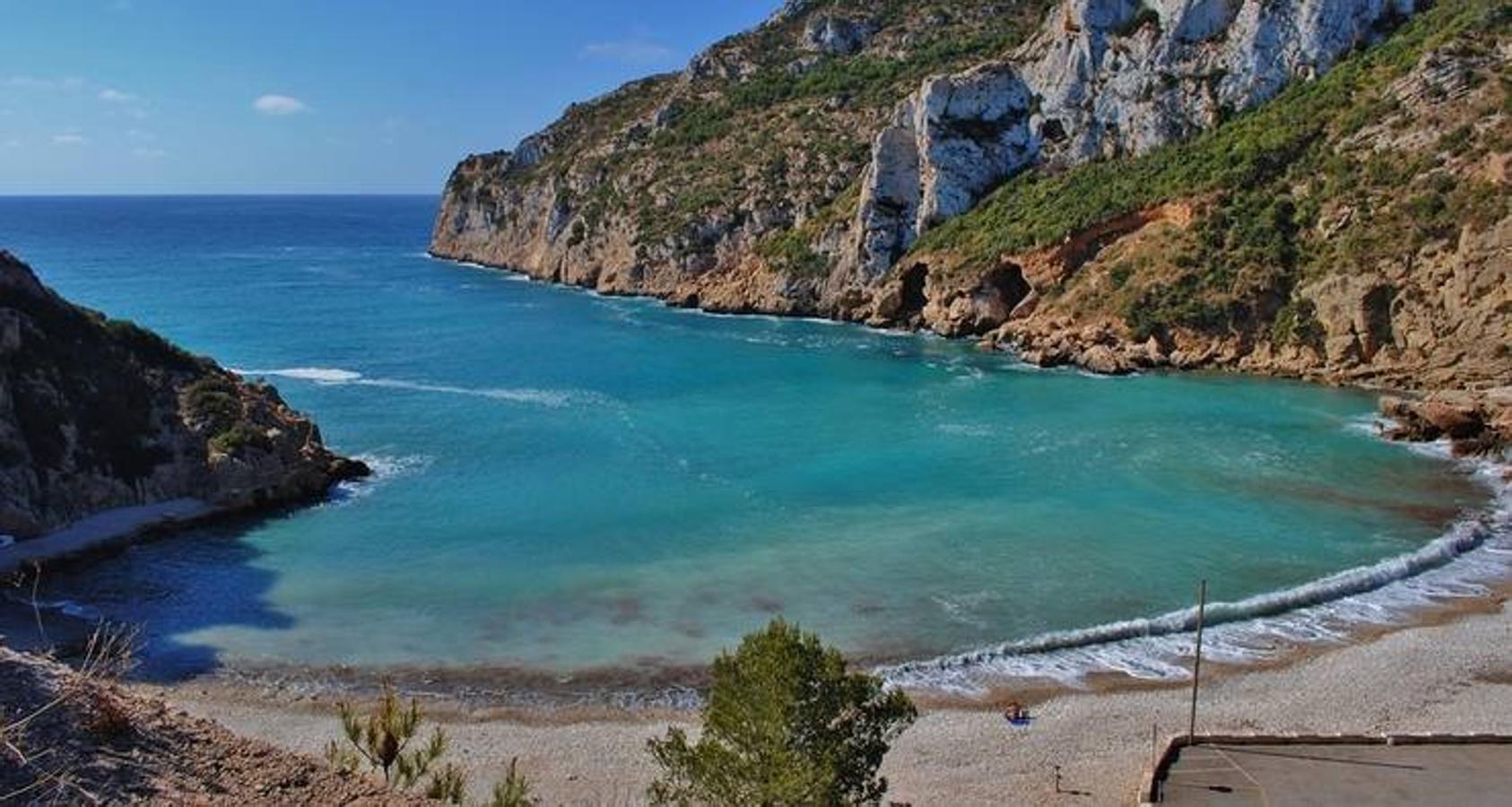 Haría falta más de un verano para recorrerse la gran variedad de calas que presentan nuestras playas. De momento, proponemos una selección de los mejores parajes en los que perderse en agosto resulta una auténtica maravilla. 