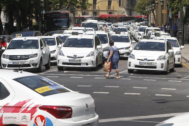 La calle Colón, cortada ayer el tráfico por los taxistas. 