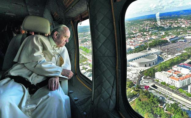 El Pontífice sobrevuela en helicóptero el santuario portugués de Fátima.