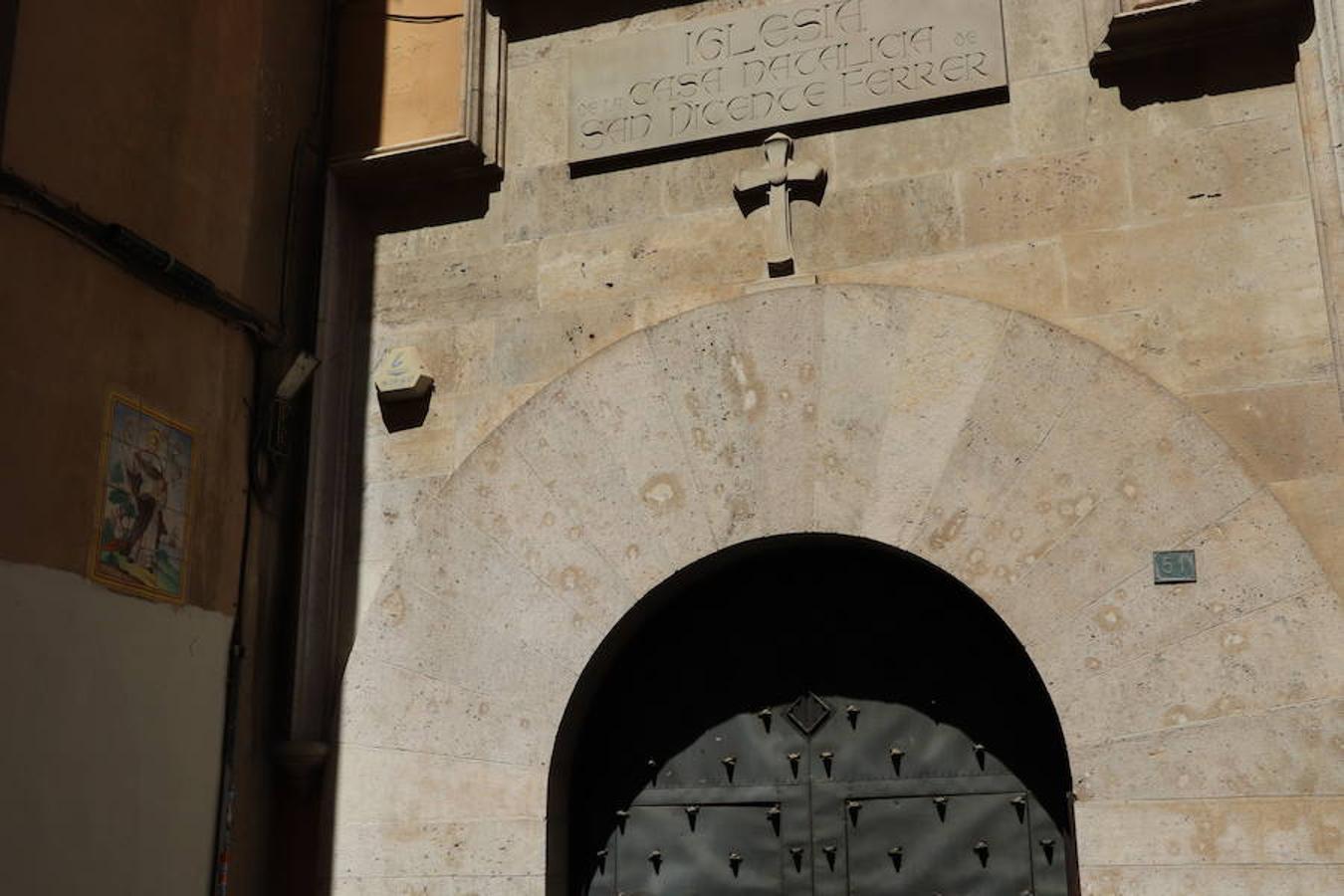 Junto al edificio se encuentra también una iglesia dedicada al valenciano, al que se hace referencia con una inscripción en la puerta y una ilustración cerámica. 