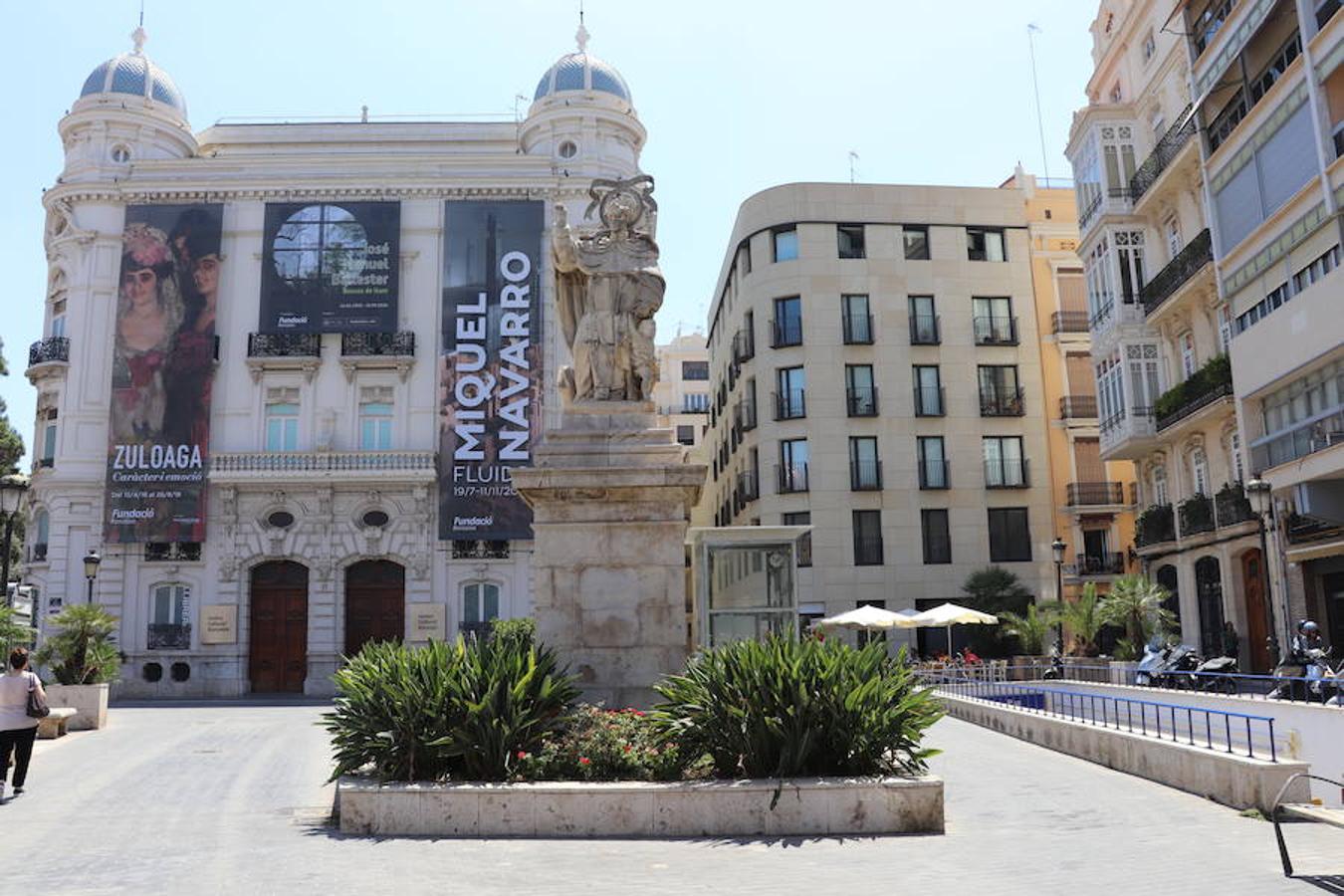 A este convento estuvo vinculado en diversos momentos de su vida hasta 1413, cuando partió definitivamente de Valencia. El lugar donde se encontraba la Celda de San Vicente, está hoy preparada como Capilla ante la gran concurrencia de devotos. Justo delante se encuentra esta estatua en honor al santo.