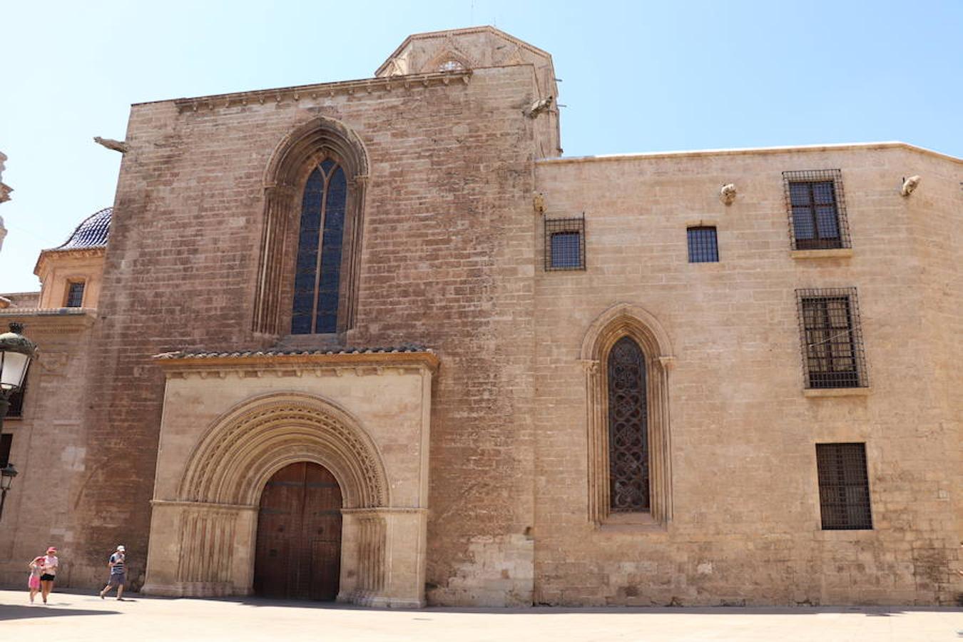 En este mismo lado de la catedral, en su actual presbiterio, debajo de un cuadro de San Vicente, copia de uno de hacia 1500, se conserva el púlpito gótico desde el que predicó en 1413, conocido popularmente como “la trona”, como lo señala una placa. Se dice que el arzobispo de Valencia, San Juan de Ribera, en 1609 debía predicar y no lo quiso utilizar porque "no s’trobava digne de predicar en la trona que havia predicat Sant Vicent Ferrer". En la imagen, la Puerta del Palau de la Catedral.