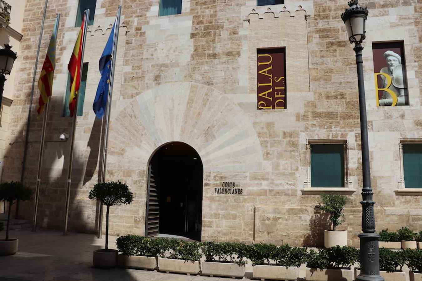 Se trata de las Escuelas de Gramática y Artes que por mediación y consejo de San Vicente Ferrer en 1412 se instalaron en la casa que había en este lugar, actualmente Palacio de las Cortes Valencianas, o Palacio de Benicarló. Por ello, en el claustro del antiguo edificio de la Universidad hay un medallón con el Santo.