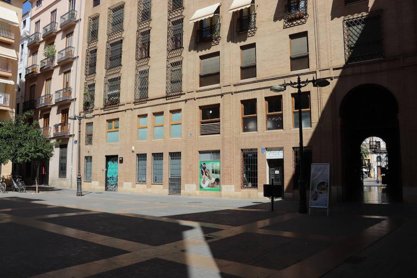 También, en la pared exterior de la Iglesia de Santa Mónica, en la plaza del mismo nombre, se puede ver un retablo en cerámica valenciana que recuerda el episodio de una de las entradas solemnes del Santo en la ciudad de Valencia, cuando el franciscano Francesc Eiximenis le preguntó: “Pare Vicent, ¿cómo va la vanidad?”; y él respondió: “Va y viene, pero no se detiene”.