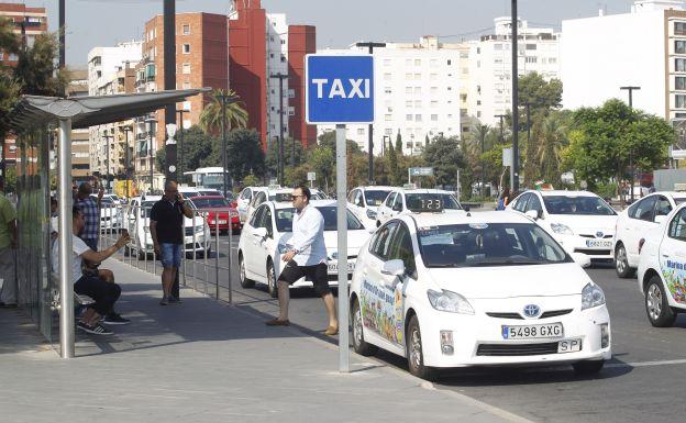 Taxis en la estación del AVE en Valencia.