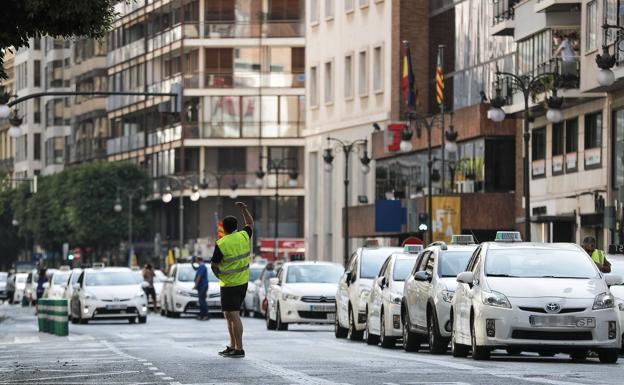 Los taxistas colapsan la calle Colón de Valencia.