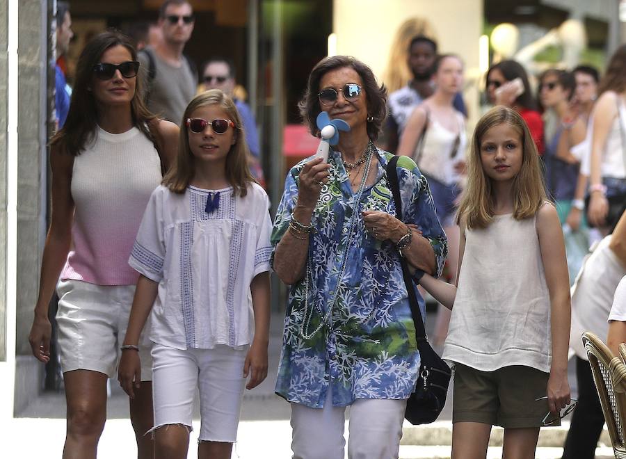 La reina Letizia y sus hijas, la princesa Leonor y la infanta Sofía, junto con doña Sofía, han salido juntas a dar un paseo y visitar el mercado de abastos L'Olivar, situado en el centro de Palma, donde han recorrido varios puestos de la lonja y se han parado en algunas pescaderías.