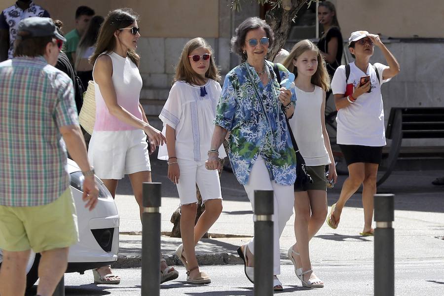 La reina Letizia y sus hijas, la princesa Leonor y la infanta Sofía, junto con doña Sofía, han salido juntas a dar un paseo y visitar el mercado de abastos L'Olivar, situado en el centro de Palma, donde han recorrido varios puestos de la lonja y se han parado en algunas pescaderías.