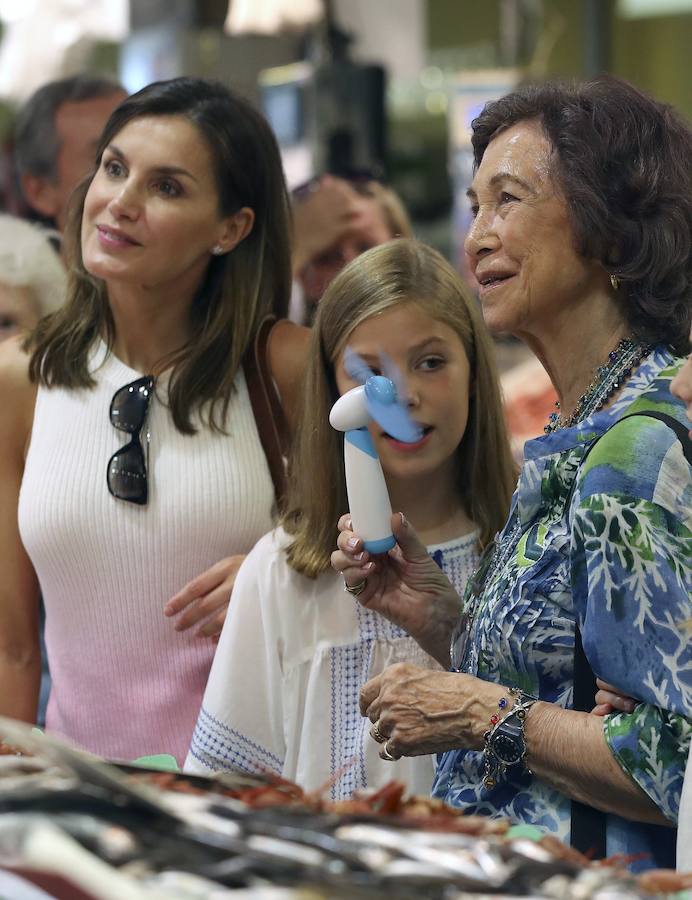 La reina Letizia y sus hijas, la princesa Leonor y la infanta Sofía, junto con doña Sofía, han salido juntas a dar un paseo y visitar el mercado de abastos L'Olivar, situado en el centro de Palma, donde han recorrido varios puestos de la lonja y se han parado en algunas pescaderías.