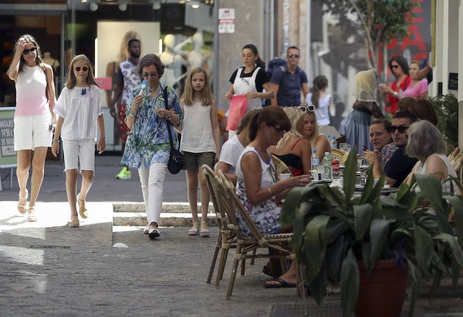 La reina Letizia y sus hijas, la princesa Leonor y la infanta Sofía, junto con doña Sofía, han salido juntas a dar un paseo y visitar el mercado de abastos L'Olivar, situado en el centro de Palma, donde han recorrido varios puestos de la lonja y se han parado en algunas pescaderías.